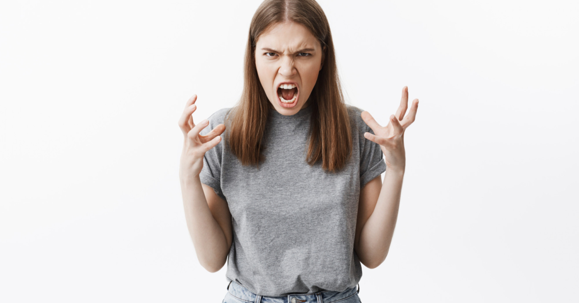 Cicha złość i „kamienna twarz”. Dlaczego tłumienie emocji boli bardziej niż kłótnia?