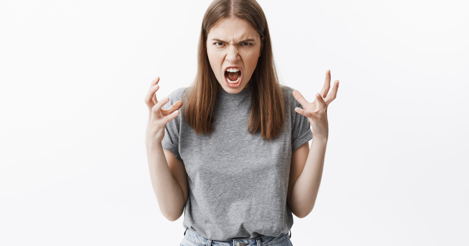 Cicha złość i „kamienna twarz”. Dlaczego tłumienie emocji boli bardziej niż kłótnia?